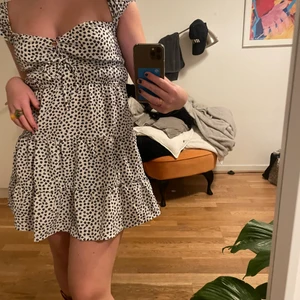 Bershka klänning - Superfin klänning, helt oanvänd med prislapp kvar💕 säljer då den tyvär inte kommit till användning. Köptes för 359 och säljer för 200💕 