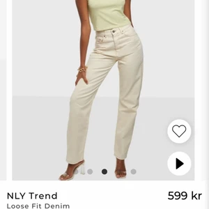 Beige jeans  - Högmidjade beige jeans från nly i bra skick, (loose fit denim) nypris: 599