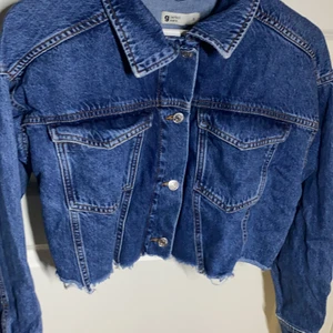 Jeans jacka  - Använd 4 gånger. Som i nytt skick. Den är kort