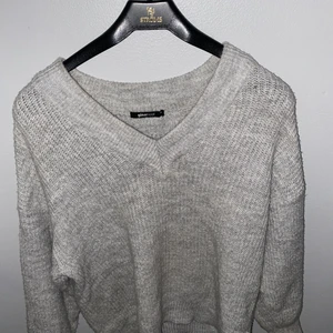 Stickad tröja  - Jätte fin grå stickad tröja med V ringning, säljer då den inte kommer till användning 