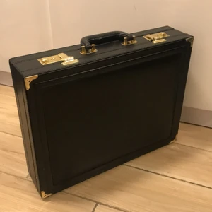 Portfölj  - Svart portfölj, i nyskick. Mycket rymlig, med mått: 10x45x33. Två nycklar medföljer. 