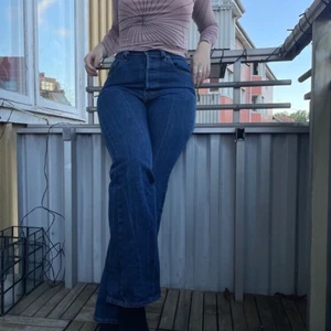 Levis jeans  - Riktigt snygga bootcut-jeans från Levis. Sparsamt använda pga köpte en för liten storlek. Nypris 1300kr 