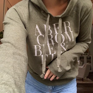 Grön Hoodie från Abercromie & Fitch - Säljer min fina gröna hoodie från Abercrombie & Fitch.✨🥰 Så skön, har knappt använt den. Är i strl S.🧚🏼