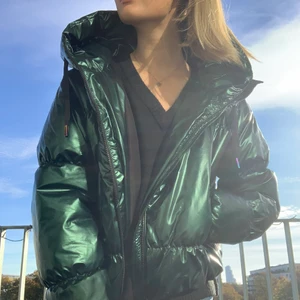 Jacka med vinyleffekt - Hej! Säljer nu en supercool jacka från zara i storlek S. Den har en grön vinyleffekt men är fortfarande matt som syns på bilden. Finns inte att köpa på zaras hemsida längre eftersom jag köpte den för ett år sen. Den är precis som ny och har inga defekter. Den är rätt så varm så man klarar sig lätt hela vintern i Sverige med den. Går även att ha när man åker skidor då den håller värmen bra. Om man är frusen av sig på våren/hösten så funkar det såklart också. Hör av dig om du är intresserad! 💕😁