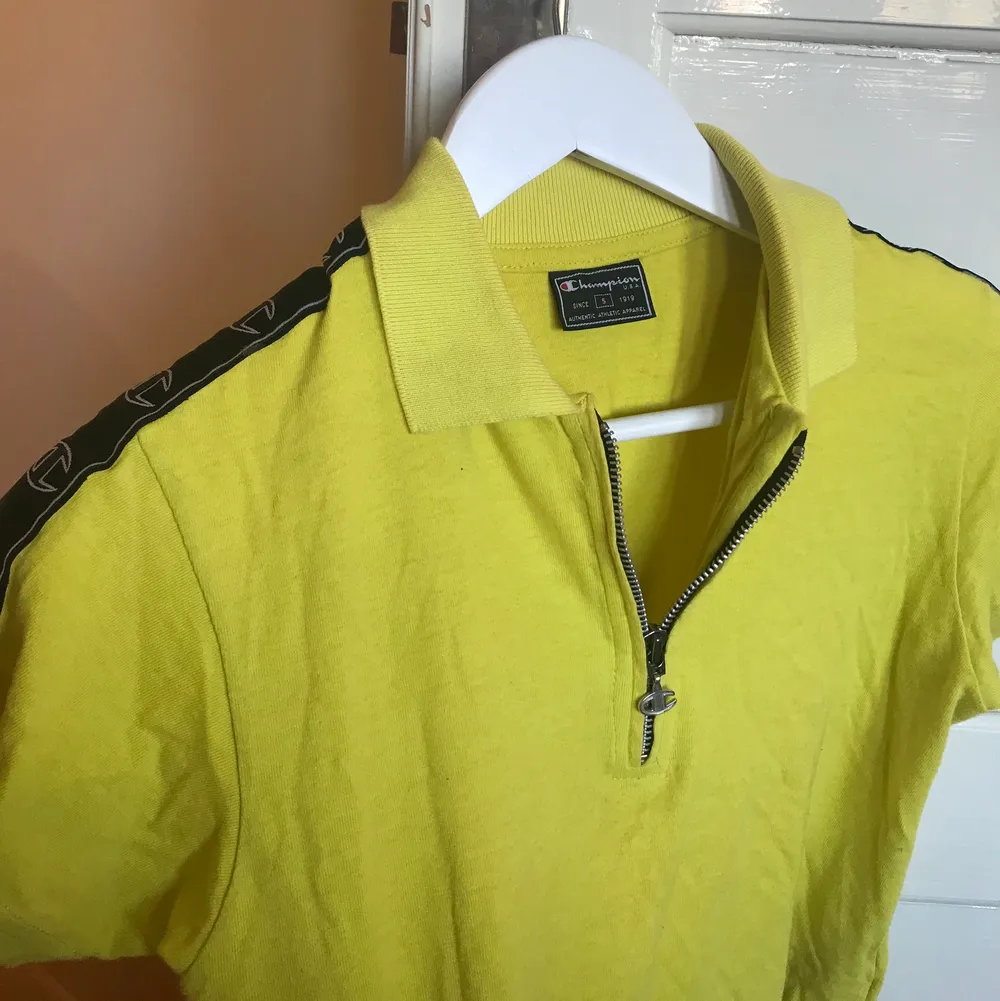 Supercool gul Champion t-shirt croppad. Använd en gång. Frakt tillkommer 🌹. Toppar.