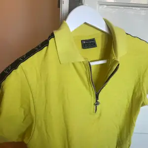 Supercool gul Champion t-shirt croppad. Använd en gång. Frakt tillkommer 🌹