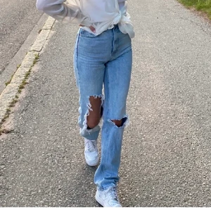 Jeans med hål - ! Obs lånade bilder!Säljer nu dessa sååå fina jeans som är köpta här på Plick. Säljer då dom inte kommer till nån användning men dom är verkligen sååå snygga😩😩 storlek 32💞💞 skriv privat för fler bilder