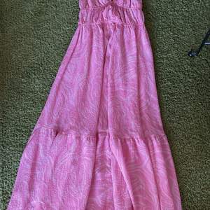 Säljer denna eftertraktade rosa klänning från HM då jag inte får användning för den. Den är i väldigt bra skick då jag aldrig använt den. Kan fraktas men köparen står för frakten.
