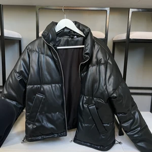 Vinterjacka - Säljer min supersnygga vinterjacka i läderimitation. Köpt på hm förra vintern, den är i väldigt fint skick! 