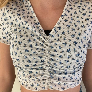 SHEIN topp  - En jätte snygg SHEIN topp som tyvär inte har kommit till användning!!! Är helt oanvänd har bra provat ett par gånger anar helt oanvänd 💕💕