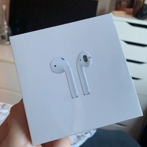 AirPods hörlurar - Säljer ett par helt nya AirPods hörlurar med laddningsitu. Det är första modellen helt oöppnad!