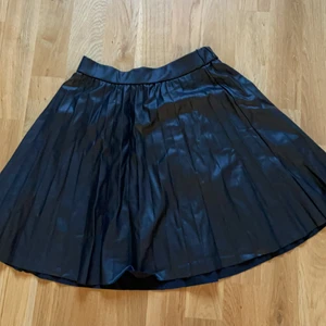 Skinn kjol från zara! - En super snygg och populär skinn kjol från zara! Helt slutsåld och i nyskick! Nypris: 300kr