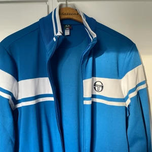 Sergio Tacchini Fullzip - Cond: 8/10 använt endast ett fåtal gånger. Köpt för 849kr. Storlek L men passar M/ stor S