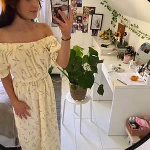 Hm klänning  - Jättefin klänning från hm som jag aldrig använt. Köpte den i somras med det slutade med att den bara hängde i garderoben💞❤️ köparen står för frakten!