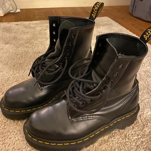 Dr. Martens  - säljer mina älskade dr.martens, äkta!! De är i jättefint skick då de inte är använda jättemycket pga att de alltid varit lite försmå. Det finns ett litet märke på vänsterskon , syns på bild 3. men det är inget man tänker på förutom om man kollar nära. Köptes förra året på Zalando för runt 2200 kr. Jag säljer de för 1000 kr + frakt!! Skriv om ni är intresserade och tveka inte på att fråga om ni undrar något!😊🌟