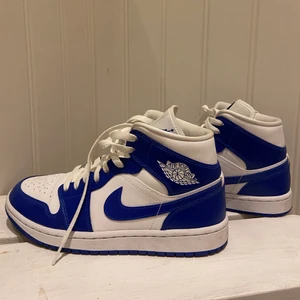 Air Jordan 1 Mid Kentucky Blue  - Säljer mina jordans då dom inte kommer till användning. Använda max 2-3 gånger så dom är i fint skick!💙 Köpta på Wear the talk för 2200