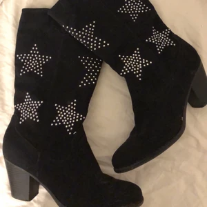 As coola stövlar  - Säljer dessa as coola stövlar, jag har köpt de Second hand och vet då inte vart de kommer ifrån. Säljer de pågrund av att de är för stora för mig (de är i storlek 41)