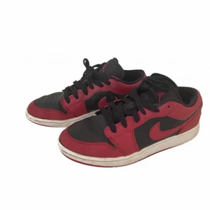 Jordan air 1 low - Jordans i strl 37,5. Säljes då de tyvärr är lite små. Perfekta höstsneakers ❤️🤎