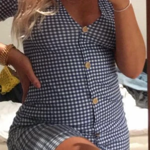 Klänning  - Klänningen är från ZARA, Storlek L🥰