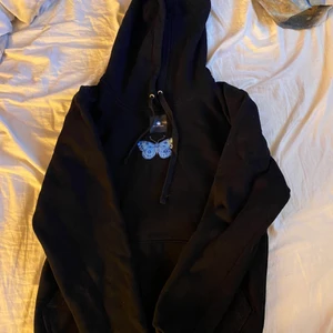 The cool elefant hoodie - Säljer min fina fina the cool elefant hoodie för att den är lite för liten för mig och den kommer inte till användning tyvärr 