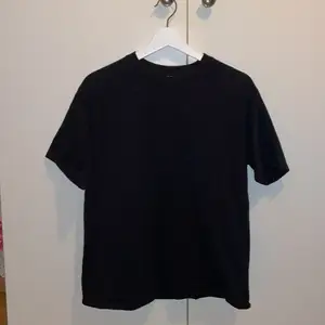 En vanlig svart plain tshirt från HM i storlek xs, använd fåtal ggr men är i bra skick! Sitter ganska oversized (skriv privat om ni vill ha fler bilder) 💛💛