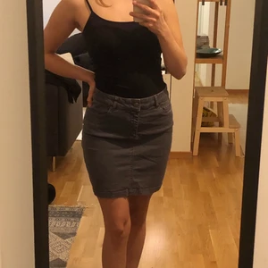 Peak perfomance Kjol strl S - En jätte fin jeans kjol från peak performance i storlek S. Den har ett stretchigt jeans tyg och sitter jätte fint. Den är i jättebra begagnat skick, nästan som ny då jag inte använt den så mycket 👍🏼😊  Meddela mig om du har frågor ✨