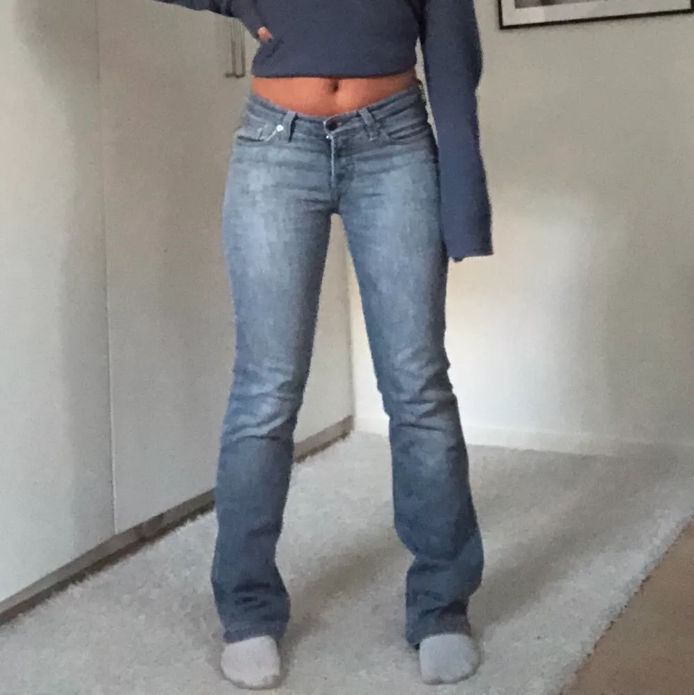 Supersnygga lågmidjade jeans ifrån Filippa K!! Sitter så snyggt på verkligen och är i bra skick🤍🤍 Direkt pris: 600+frakt⚡️  Midjemått: 80cm  Innerbenslängd: 78cm                     . Jeans & Byxor.