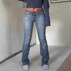 Supersnygga lågmidjade jeans ifrån Filippa K!! Sitter så snyggt på verkligen och är i bra skick🤍🤍 Direkt pris: 600+frakt⚡️  Midjemått: 80cm  Innerbenslängd: 78cm                     