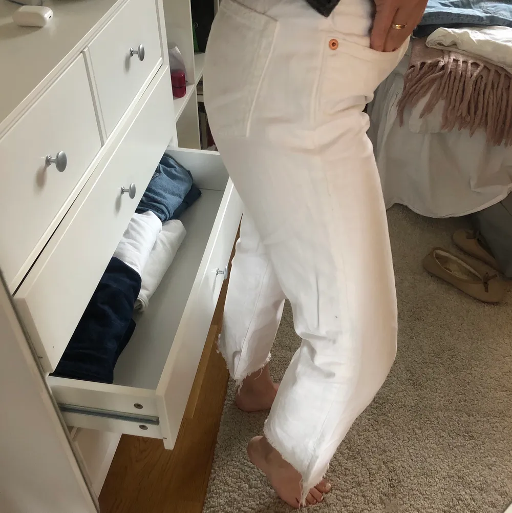 Vita mom jeans från Mango som knappt är använda. Fransade nertill. True to size! Strl 36. Är 1,70 för referens.. Jeans & Byxor.