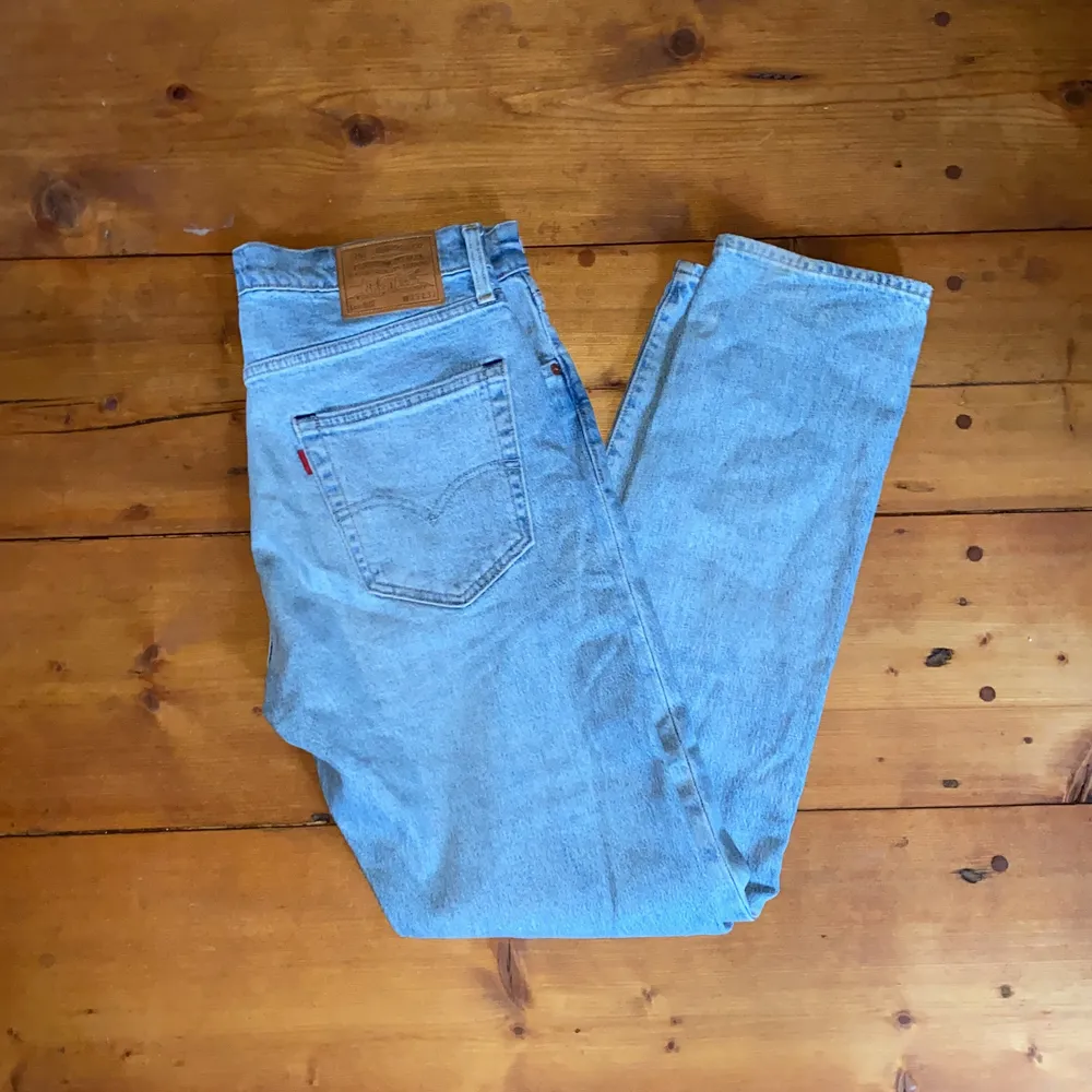 Jag säljer ett par Levis Jeans i storlek W33, L32 pågrund av att de bara ligger och har inte använts💕. Det är i nyskick och har används fåtal gånger❤️.  Midjemått är 82 cm och innerbenslängd är 75 cm.. Jeans & Byxor.