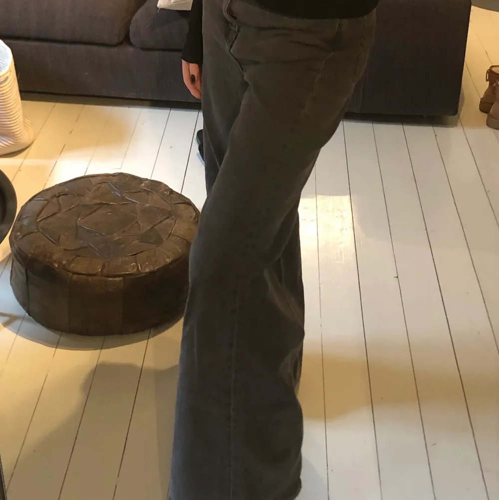 Superfina jeans från Weekday i modellen ACE. Jättefin grå färg men tyvärr för stora för mig så kommer inte till användning. 💓💓 Jag är 170 cm . Jeans & Byxor.