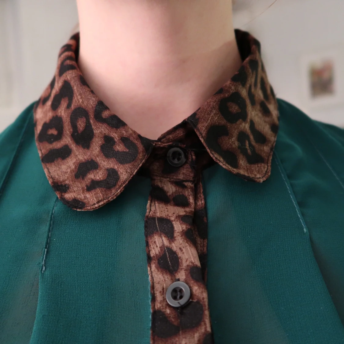 Grön skjorta med leopardmönstrad krage - 91