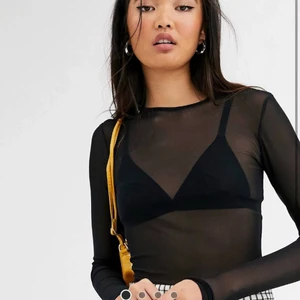 Svart meshtopp - Svart meshtopp från monki, säljs ej längre. Så fin att ha med en spetstopp under eller bara som på bilden☺️ köpt för 245 men säljer för endast 99kr🖤