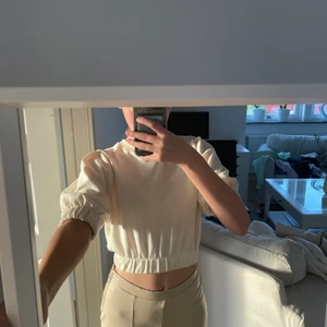 En lite finare t-shorts från Gina tricot - Köpt i början av året men är använd ett fåtal gånger! Den är i en lite varmare vit färg och den passar både till vardags o finare tillfällen! 