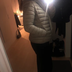 Everest jacka - Knappt använd Everest jacka i dun. Storlek 36