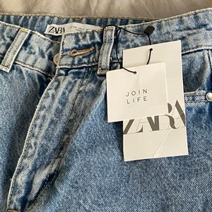 Blå zara jeans  - Galet snygga jeans med lite bredare ben från Zara🤎Prislapp finns kvar!! I storlek 34 och hög midjade, (full length oxå). Köpta för 349kr men säljer för 100kr då de är helt oanvända🤎(frakten är INTE inkluderat i priset) 