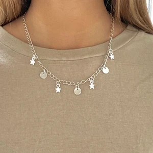 Halsband med berlocker  - Halsband med runda och stjärnformade berlocker, silver, valfri längd annars 42cm, reglerbart, går även att få som armband, finns i fler modeller i profilen 💖🌸🌺