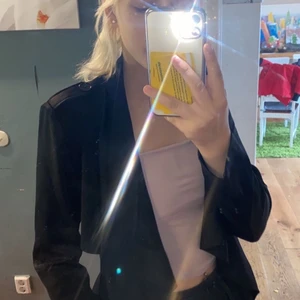 Kappa - Säljer min superfina kappa då den inte längre kommer till användning, väldigt tunn i tyget, inga fel på den vad jag vet om, strl 34, skriv privat för fler bilder 