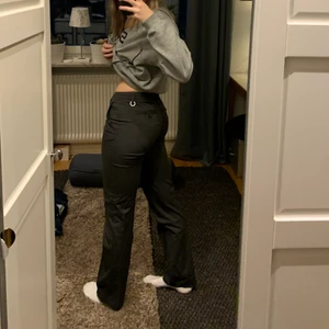 svarta kostymbyxor  - mammas gamla kostymbyxor som inte är använda, jättebra skick och perfekt passform👌🏽 lågmidjade och randiga. storleken är 34 men passar bra på mig som är 36
