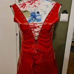 Röd spandex klänning - Röd spandexklänning med tyg på insidan. Size M. Har lite fläckar men det är inget man ser om man inte letar efter.