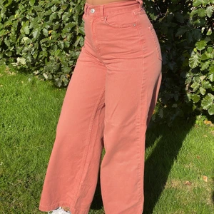 Vida byxor rosa byxor från pull and bear - Jätte fina rosa vida byxor som sitter tight i midjan och rumpan men lösa vid benen, dom är i storlek 32 och jag är ungefär 170 lång