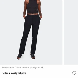 Bikbok kostym byxor - Dessa är super bra i längden, dock för små i midjan då dragkedjan inte går igen på mig:) jag är ca 170cm. Nypris 400kr. STRL 36