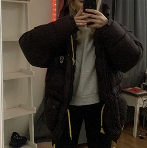 Fjällräven  - 🤎Säljer nu denna bruna fjällräven jacka. Då jag vill köpa en annan färg (❗️ är också öppen mot byte till annan färg ❗️ ) 🤎❌ den har ett par fläckar här o var men inget som är jätte syndligt om man inte kollar noga efter dem. ❌ Vill ni se bilder på fläckarna eller fler bilder på jackan , skriv privat ! Storlek S men skulle säga att den är lite overzise på mig som är en xs i vanliga fall 🤎 