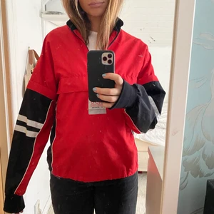 Vindjacka - Jag säljer min röda vindjacka som jag köpt på secondhand, den har inte kommit till användning av mig o är därför som ny! Det står att storleken är xs men jag skulle säga att den även passar S-M
