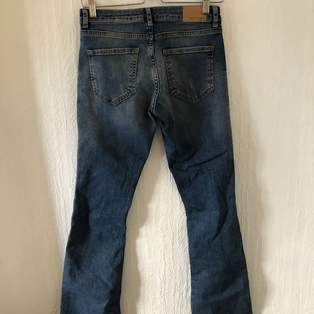 Helt nya bootcut jeans från ginatricot i strl 36. Modellen heter ”ellen” och färgen ”mid blue”, stretchigt, bekvämt material och medelhög midja. Har tyvärr ingen bild med dem på då de är för små för mig 😊 . Jeans & Byxor.