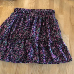 Fodrad supersnygg kjol! Strl XS - Snygg kjol med svart tunnt foder. Strl XS