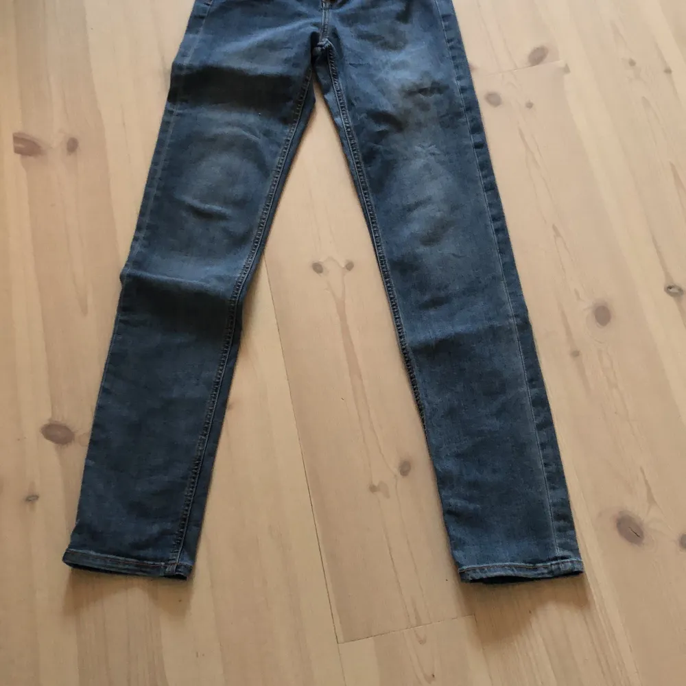 Ljusblå jeans modell ”Straight Sarah” strl 34/XS Fint skick!. Jeans & Byxor.