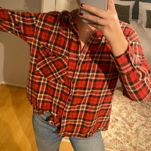 Rutig skjorta - Från bershka, använd fåtal gånger❤️‍🔥 storlek S!                 Frakt ingår ej☺️