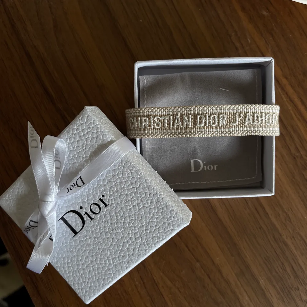 Helt nytt replica armband från Christian Dior . Armbandet är reglerbart och passar alla. Allt ingår på bilden. Armbandet är fejk och får inte säljas vidare som äkta. Accessoarer.
