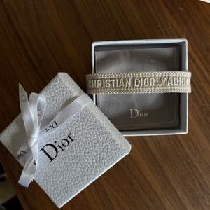 Helt nytt replica armband från Christian Dior . Armbandet är reglerbart och passar alla. Allt ingår på bilden. Armbandet är fejk och får inte säljas vidare som äkta